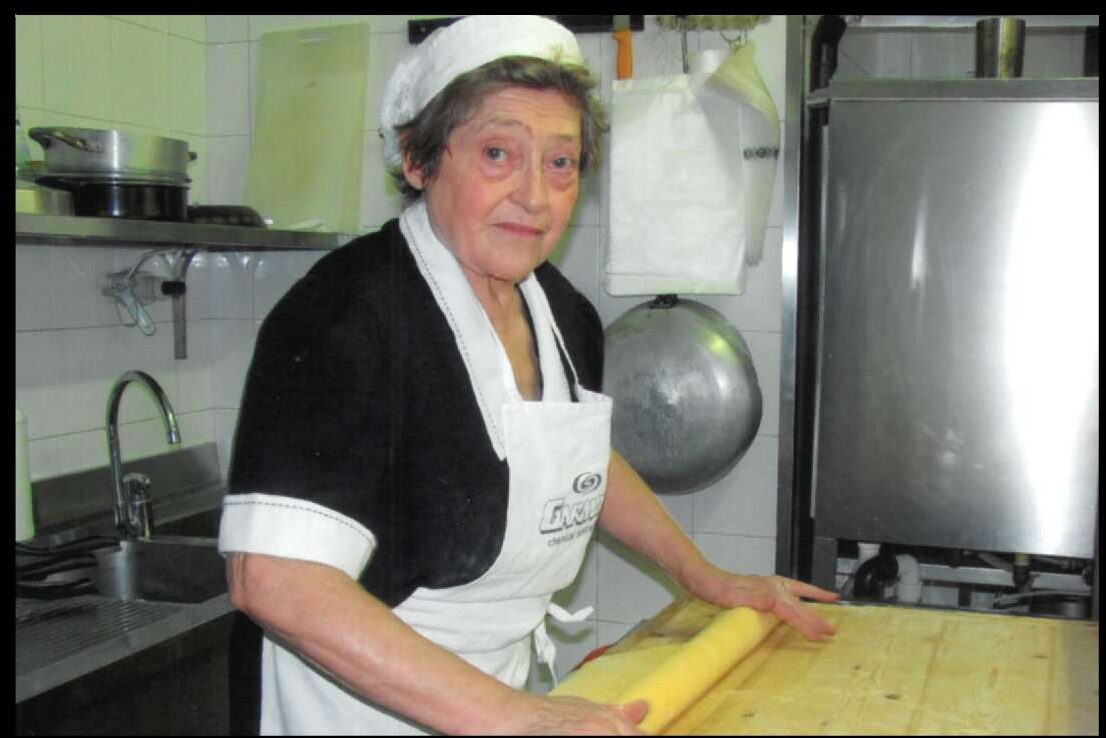 Le mani che tirano la pasta fresca